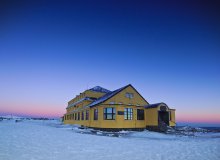 Dom Śląski pod Śnieżką o wschodzie słońca